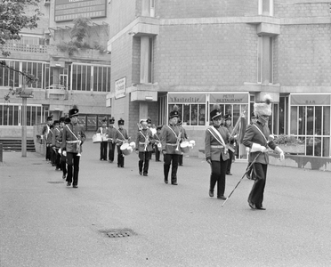 884972 Afbeelding van de opkomst van de drumband Veronica tijdens een zomeravondconcert in de 'kuil' bij het ...